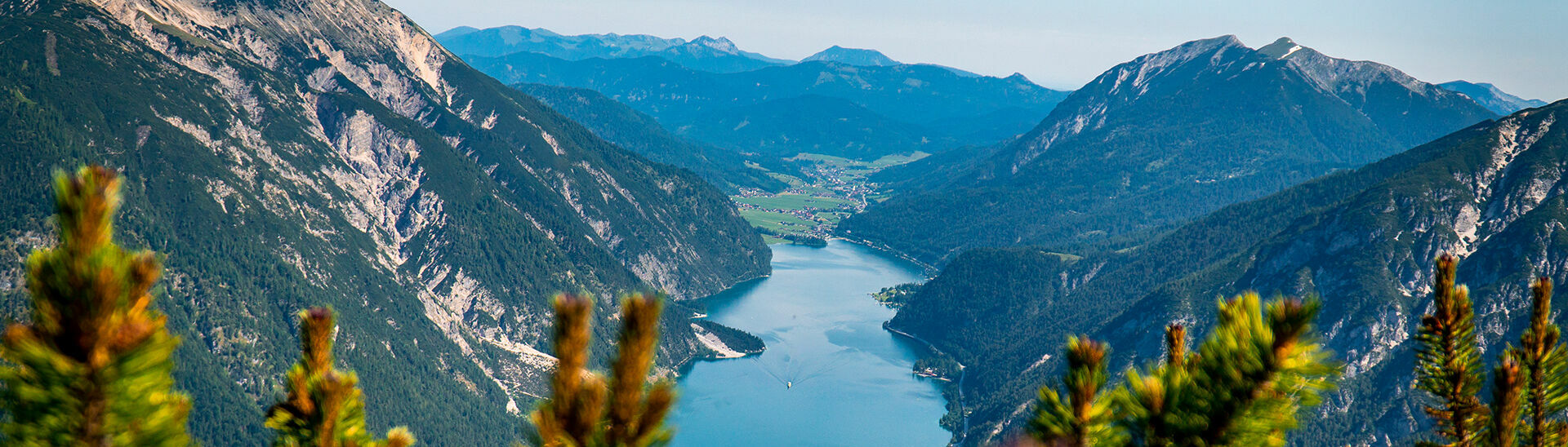 Die Region bietet zahlreiche Wandertouren mit Blick auf den Achensee und die Dörfer rundherum.}