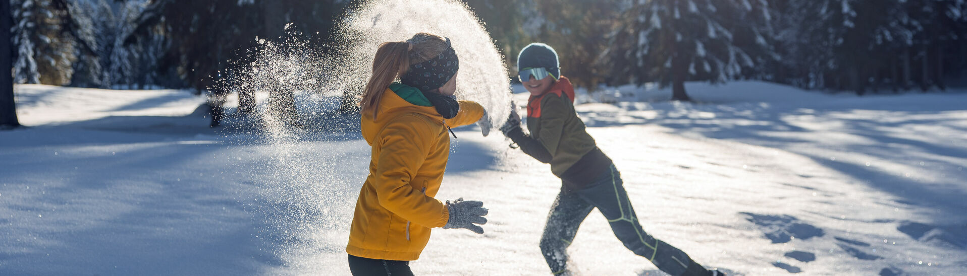 Winterzauber in den Karwendeltälern Zwei Geschwister toben im frisch gefallenen Neuschnee und genießen bei strahlendem Wetter die gemeinsame Zeit in den Karwendeltälern.