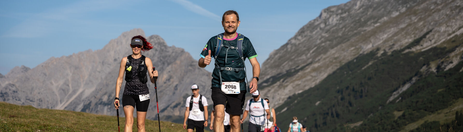 Karwendelmarsch Die Teilnehmer auf der Eventstrecke des legendären Karwendelmarschs 2024 bei herrlichem Wetter.