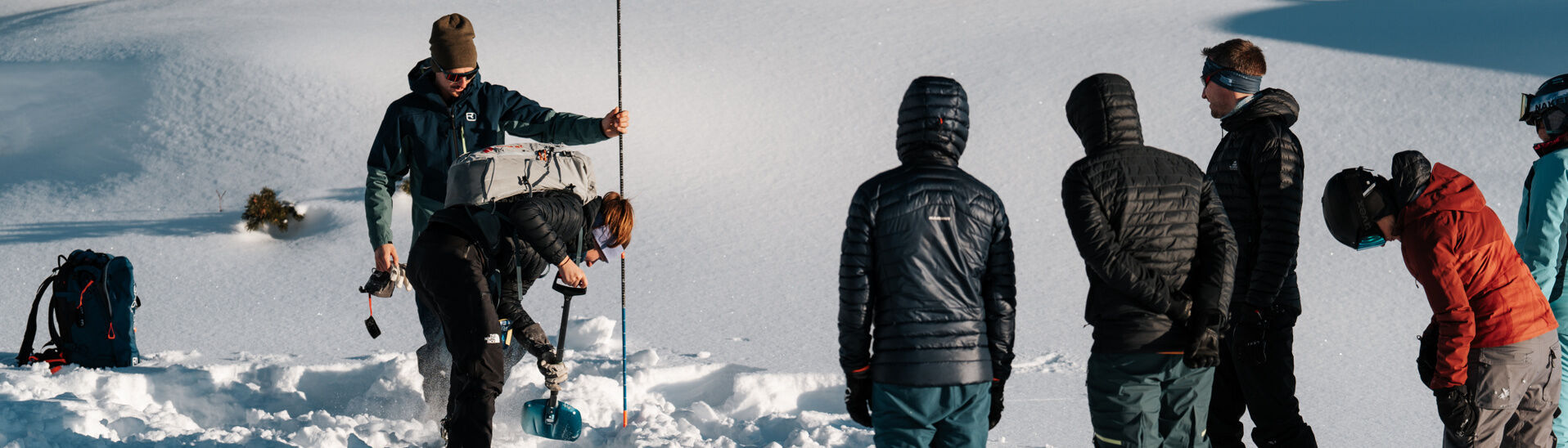 Lawinenkurs im Rofangebirge Im Achensee Skitourencamp wird das richtige Ausschaufeln und Sondieren bei Lawinenunfällen im Rofangebirge geübt.