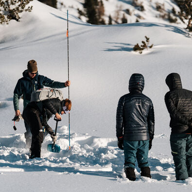 Im Achensee Skitourencamp wird das richtige Ausschaufeln und Sondieren bei Lawinenunfällen im Rofangebirge geübt.