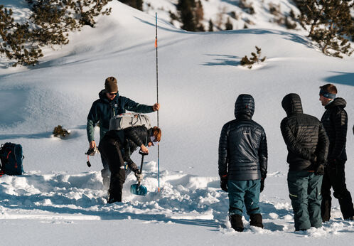 Lawinentraining Im Achensee Skitourencamp wird das richtige Ausschaufeln und Sondieren bei Lawinenunfällen im Rofangebirge geübt.