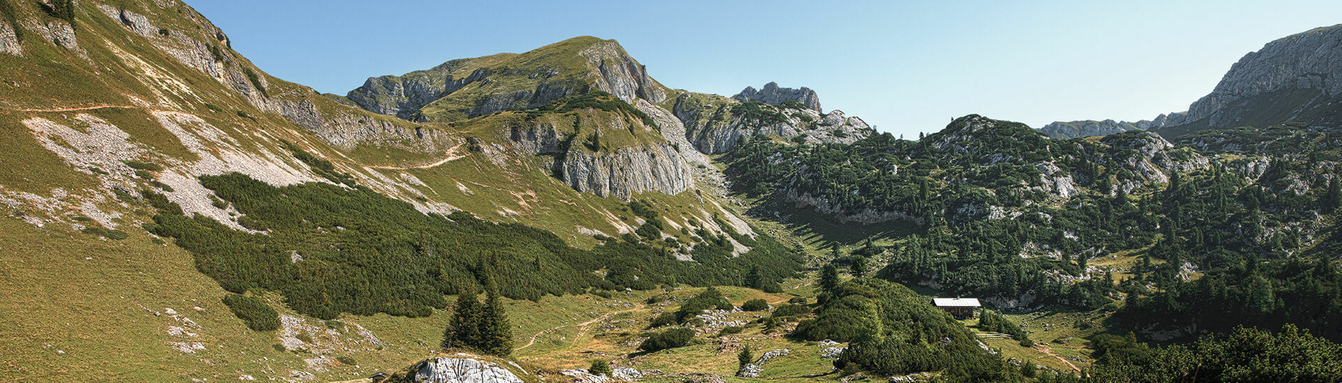 Der Tiroler Adlerweg Der 320 Kilometer lange Adlerweg der durch das Rofangebirge führt bei strahlend blauem Himmel im Sommer.