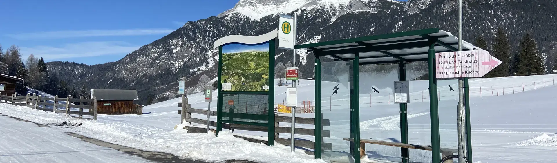 Bushaltestelle in Steinberg am Rofan Eine Bushaltestelle in Steinberg am Rofan im Winter.