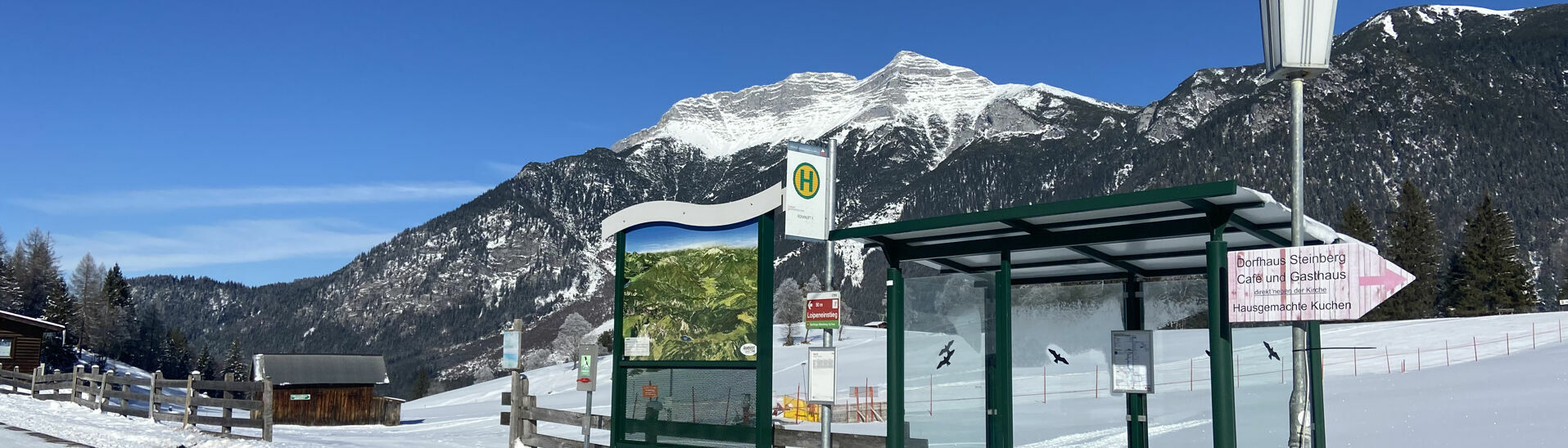 Eine Bushaltestelle in Steinberg am Rofan im Winter.