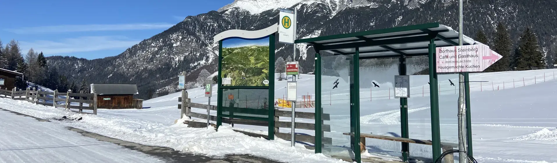 Bushaltestelle in Steinberg am Rofan Eine Bushaltestelle in Steinberg am Rofan im Winter.