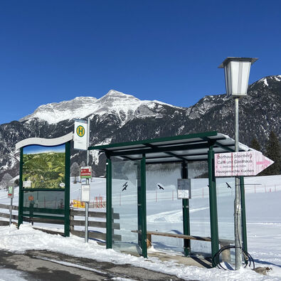 Eine Bushaltestelle in Steinberg am Rofan im Winter.