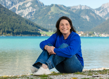 Dagmar Fankhauser von Achensee Tourismus am Seeufer in Maurach am Achensee.