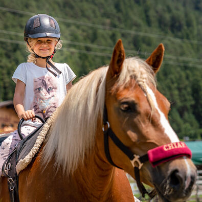 Ponyreiten in Maurach am Achensee ist für Kinder ein riesen Spaß.