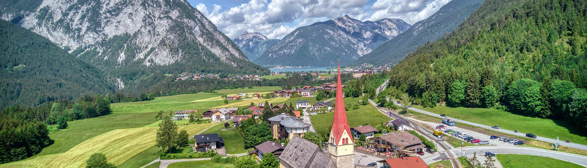 Eben am Achensee ist Ausgangspunkt zahlreicher Ausflugsziele. Der Blick fällt auf die Pfarrkirche "zur Heiligen Notburga".