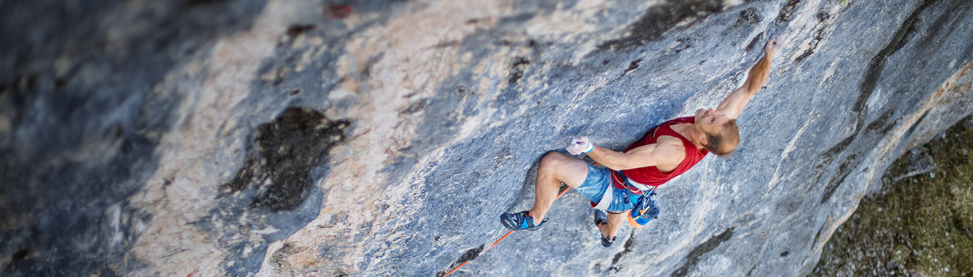 Klettern am Klobenjoch im Rofangebirge Ein Kletterer, der eine Steinwand des Klobenjoch im Rofangebirge hinaufklettert.