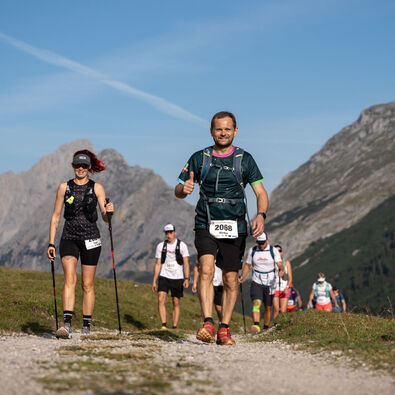 Die Teilnehmer auf der Eventstrecke des legendären Karwendelmarschs 2024 bei herrlichem Wetter.