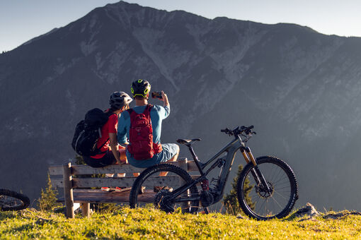 Mountainbiker und E-Mountainbiker treten gemeinsam in die Pedale bis zum Tagesziel dem Feilkopf in Pertisau am Achensee.
