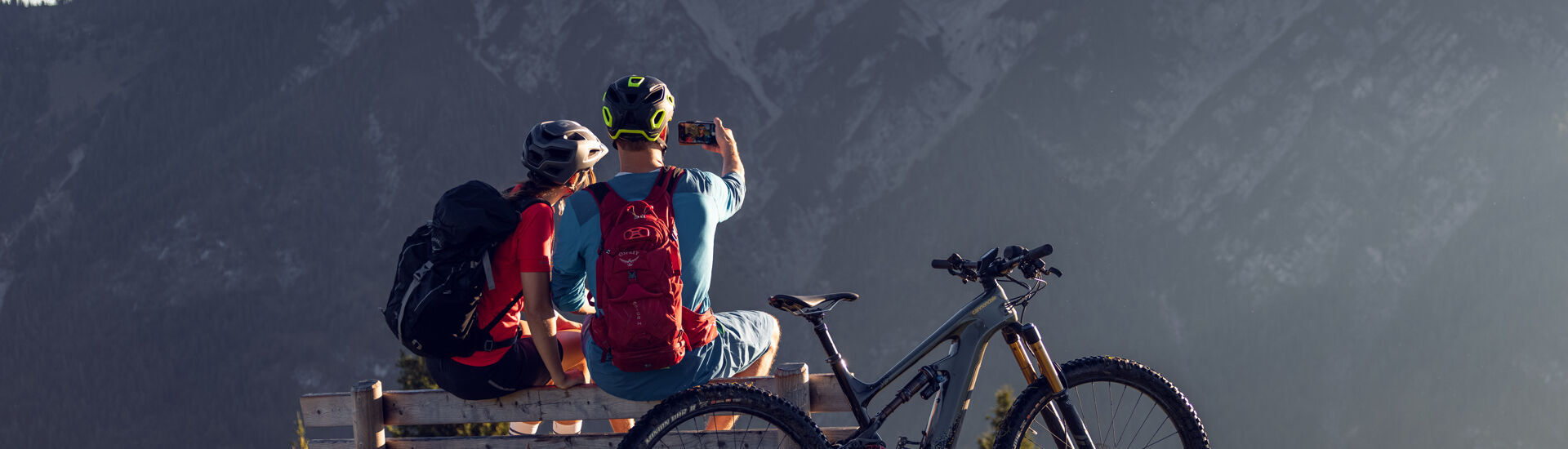 Mountainbiker und E-Mountainbiker treten gemeinsam in die Pedale bis zum Tagesziel dem Feilkopf in Pertisau am Achensee.