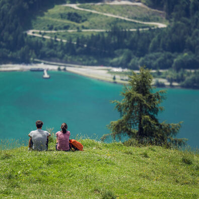 Wanderausflug ins Rofangebirge Ein Pärchen genießt den Ausblick auf den. türkis-blauen Achensee vom Rofangebirge aus.
