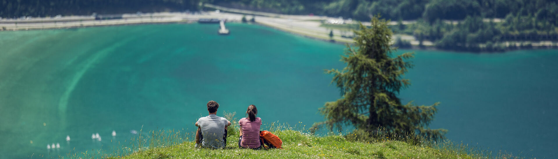 Wanderausflug ins Rofangebirge Ein Pärchen genießt den Ausblick auf den. türkis-blauen Achensee vom Rofangebirge aus.