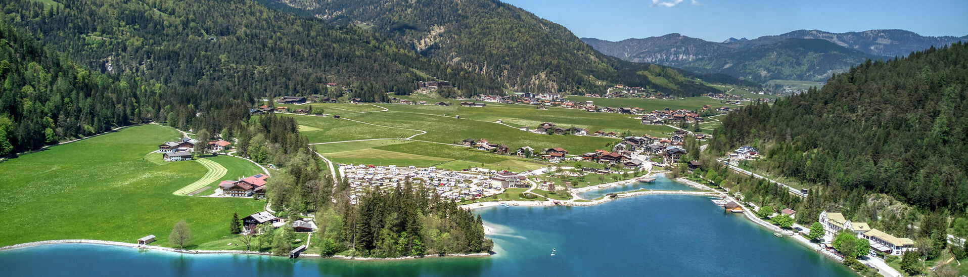 Luftaufnahme der Ortschaft Achenkirch am Achensee Weitblick auf die am Achensee gelegene Ortschaft Achenkirch.