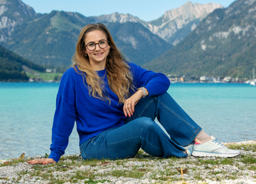 Julia Haidacher von Achensee Tourismus am Seeufer in Maurach am Achensee.