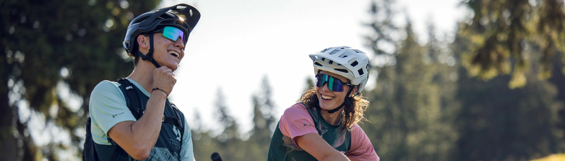 Mountain bike tour to the Köglalm Two mountain bikers setting off to the Köglalm in Achenkirch am Achensee on a beautiful autumn day.