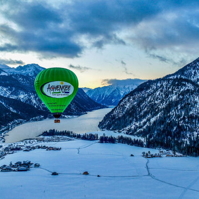 Mit dem Heißluftballon über die Winterlandschaft am Achensee schweben und die Region somit aus der Vogelperspektive erleben.