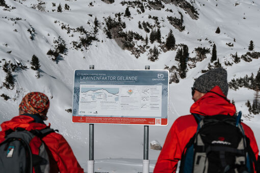 Der Tourenlehrpfad Rofan in Maurach informiert an sieben Stationen über korrektes alpines Verhalten und den Umgang mit LVS-Gerät, Schaufel und Sonde.
