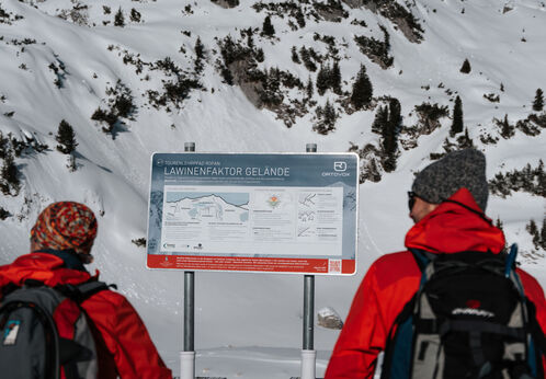 Der Tourenlehrpfad Rofan in Maurach informiert an sieben Stationen über korrektes alpines Verhalten und den Umgang mit LVS-Gerät, Schaufel und Sonde.