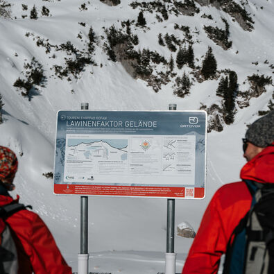 The ORTOVOX avalanche educational trail in Maurach features seven stations explaining the proper conduct in alpine terrain and how to use avalanche beacon, shovel and probe.