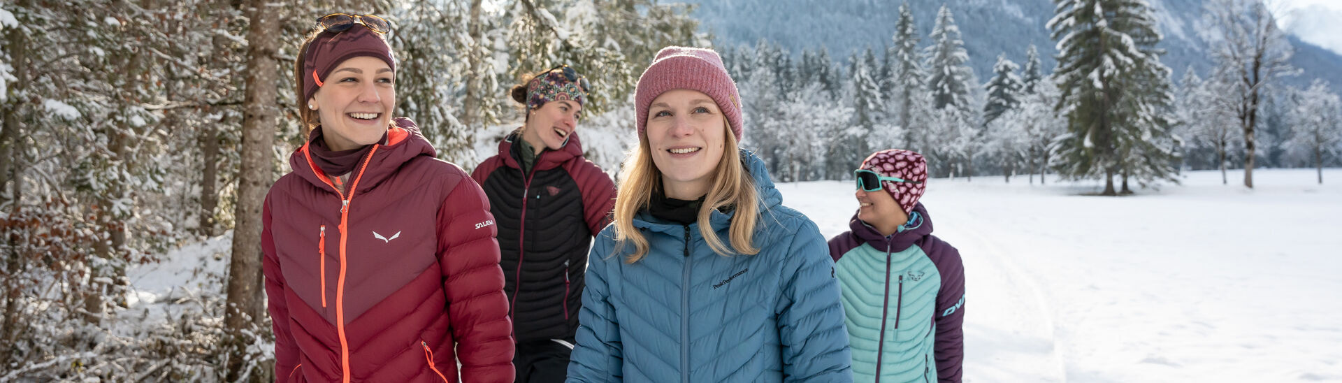 A group of friends go on a winter hike in the Gerntal valley in the Karwendel Nature Park in glorious weather.