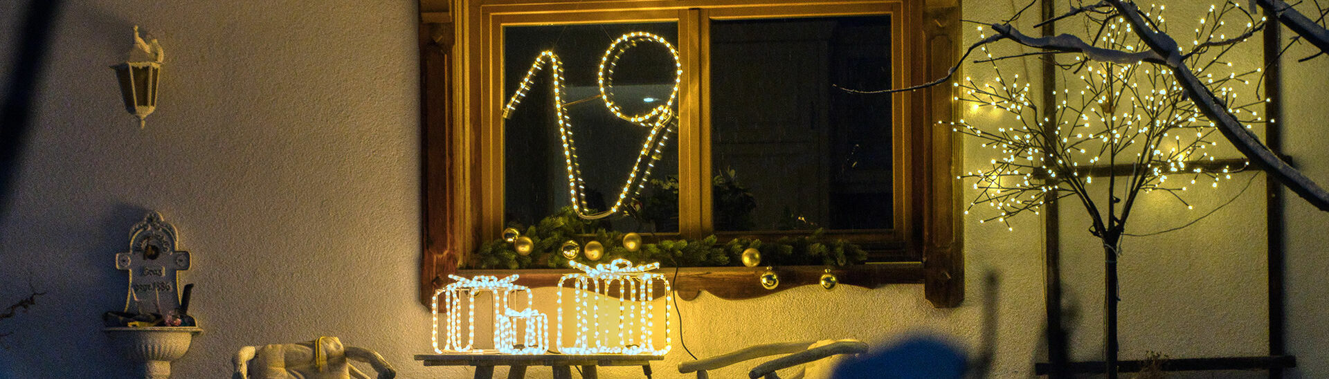 Adventkalender in Steinberg - Haus 19 Das idyllische Dörfchen Steinberg am Rofan verwandelt sich im Dezember in einen Adventkalender. Dabei schmückt täglich ein anderer Bewohner sein Haus.