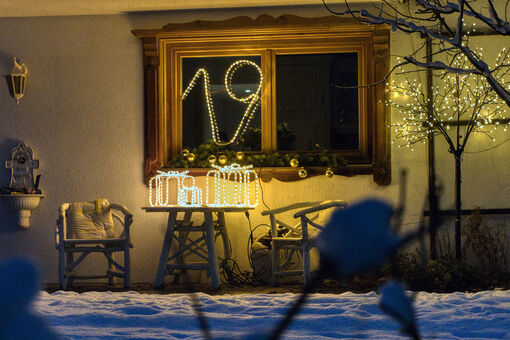Das idyllische Dörfchen Steinberg am Rofan verwandelt sich im Dezember in einen Adventkalender. Dabei schmückt täglich ein anderer Bewohner sein Haus.