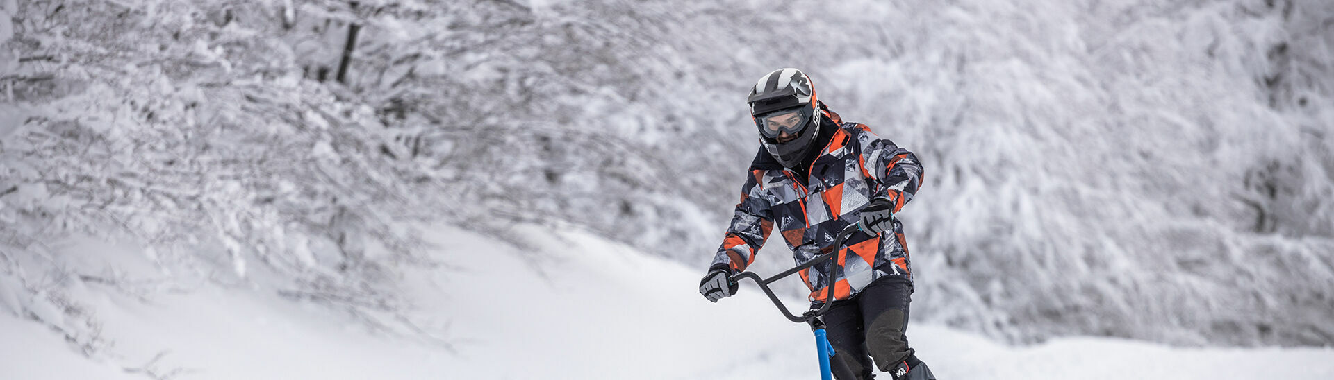 Mit dem Snowbike geht es rasant die Pisten am Achensee runter.
