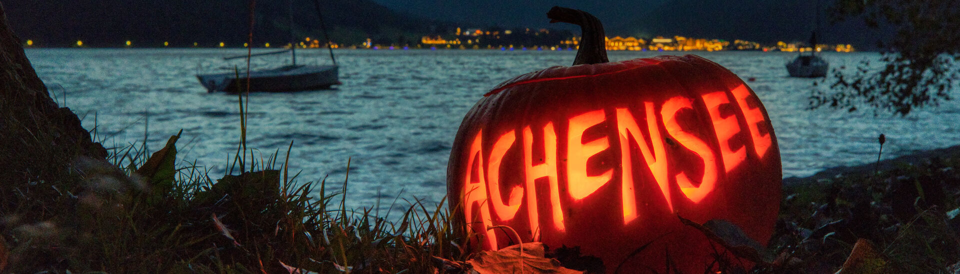 Halloween-Stimmung in Maurach am Achensee Ein ausgeschnitzter Kürbis und im Hintergrund Pertisau am Achensee.