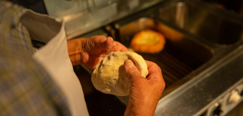 Tasty traditional dishes are served at the Achentaler Kirchtag in the history museum Sixenhof.