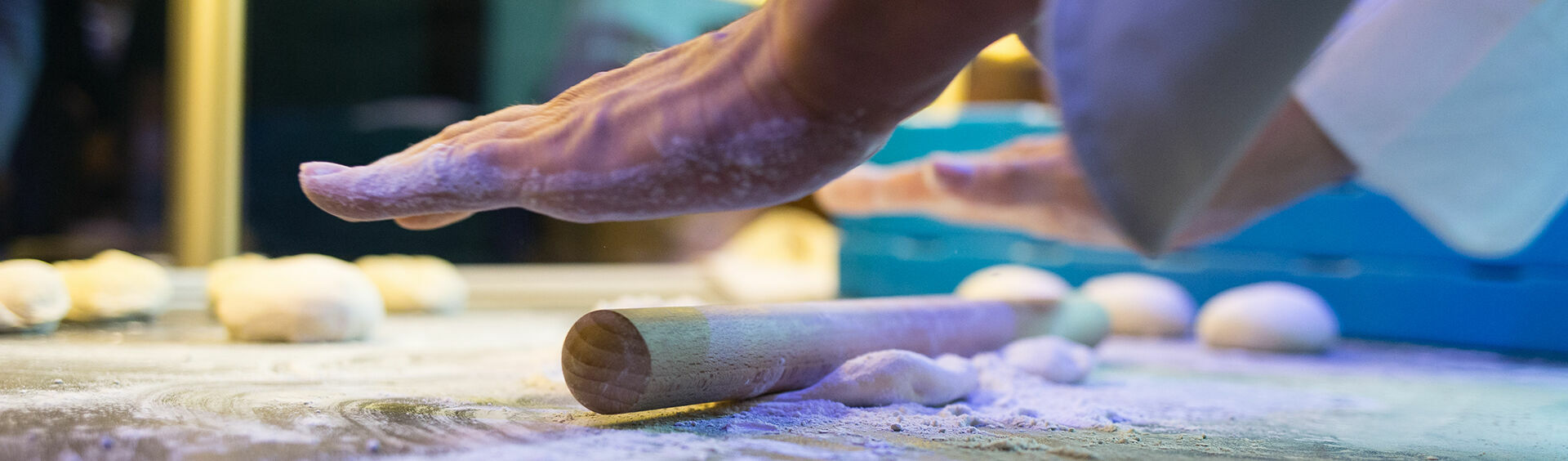Alexander Adler runs the Adler bakery in Achenkirch in the 4th generation. This photo shows the master baker kneading and shaping delicious baked goods.
