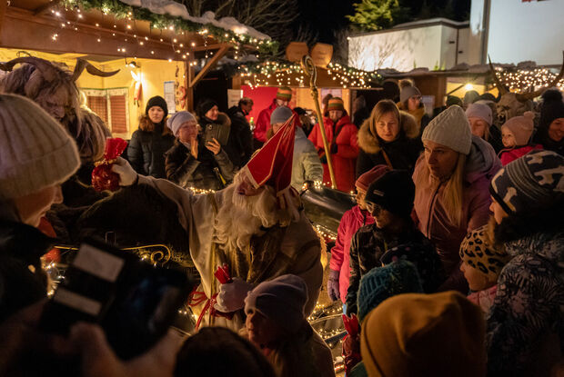 Seeweihnacht der Achenseeschifffahrt Beim Weihnachtsmarkt der Achenseeschifffahrt in Pertisau besuchte und beschenkte der Nikolaus die Besucher.