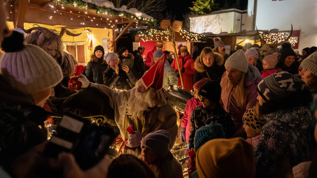 Seeweihnacht der Achenseeschifffahrt Beim Weihnachtsmarkt der Achenseeschifffahrt in Pertisau besuchte und beschenkte der Nikolaus die Besucher.