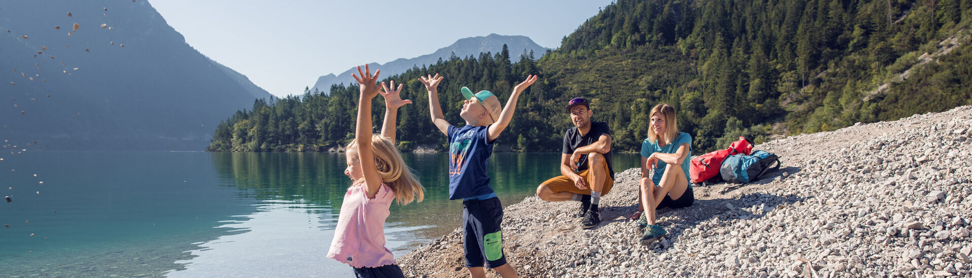 Wandern am Gaisalmsteig Eine Familie erkundet den Gaisalmsteig bei strahlendem Wetter und lässt sich von der Naturlandschaft verzaubern.