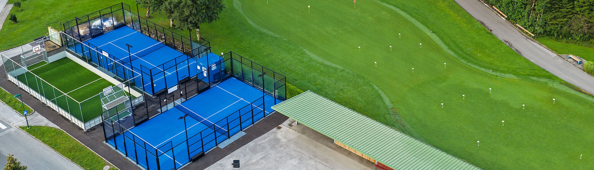 Luftaufnahme der Padelplätze in Pertisau am Achensee. 