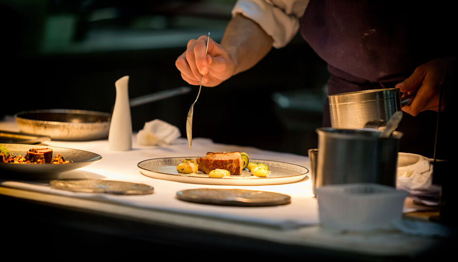 Fine-Dining am Achensee punktet mit präzisem Handwerk Die Kulinarik am Achensee ist ein Genuss für Gaumen & Seele. Hier ziert ein Fleischgericht das Bild.