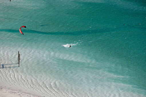 Die Wassersportart Kitesurfen am Achensee actionreich erleben.