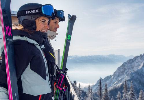 Saisonkarte Rofan Seilbahn Ein Pärchen genießt ihren Skitag im Rofangebirge mit Blick auf die rundherum schneebedeckte Landschaft. Das Ebner Joch ragt imposant empor.