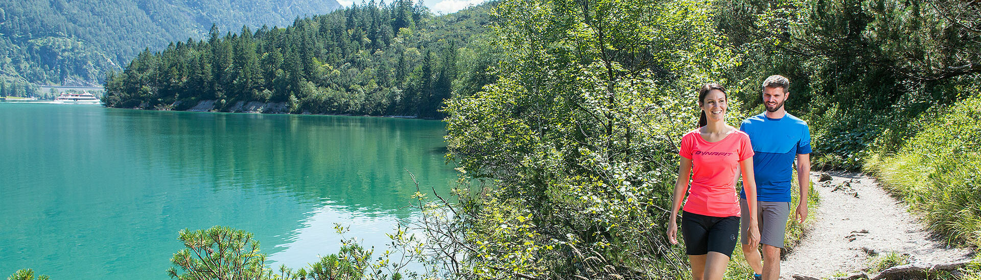 Gaisalmsteig am Achensee Ein Pärchen wandert am abenteuerlichen Gaisalmsteg neben dem Achensee, bei schönem Wetter.