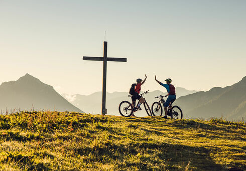Mountainbiker und E-Mountainbiker treten gemeinsam in die Pedale bis zum Tagesziel dem Feilkopf in Pertisau am Achensee.