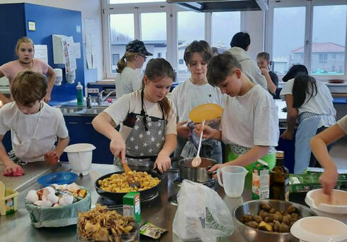 Der Stundenplan Die Schüler der Hauptschule Achensee lernen viel für ihre Zukunft im Fach Ernährung und Haushalt.
