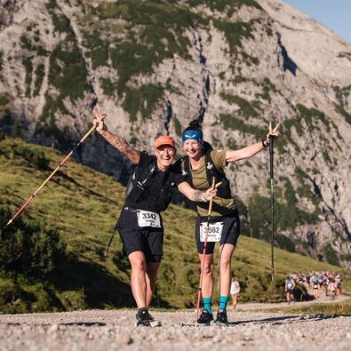 Zwei Marschiererinnen beim Karwendelmarsch 2026 vor der beeindruckenden Kulisse des Naturparks Karwendel, dem größten Naturpark Österreichs.