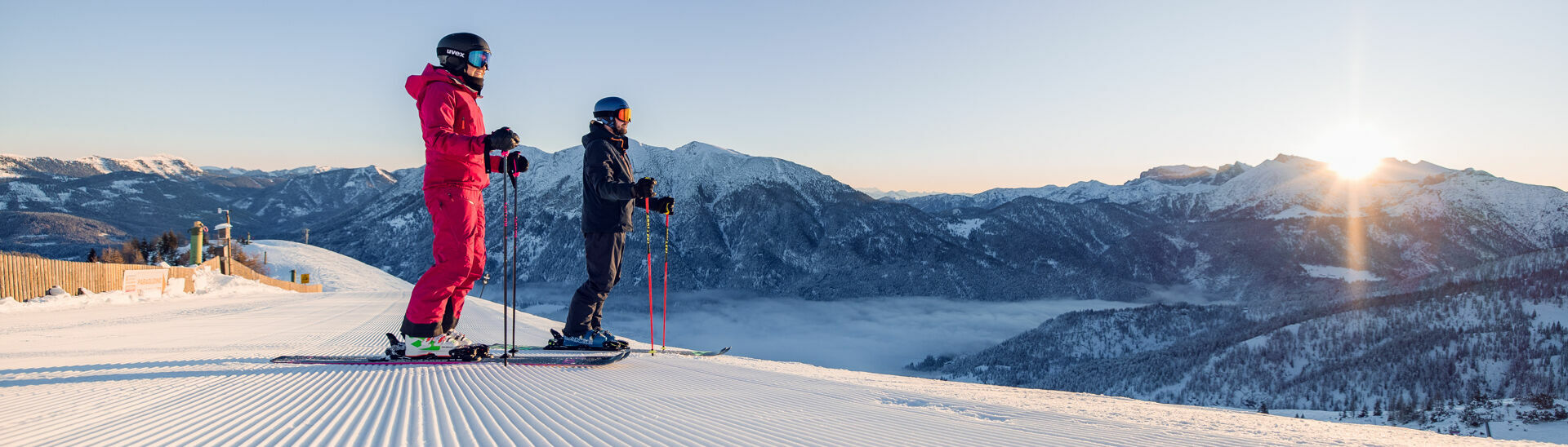 Bei strahlendem Wetter genießen zwei Skifahrer ihren Tag bei den Hochalmliften Christlum in Achenkirch am Achensee.