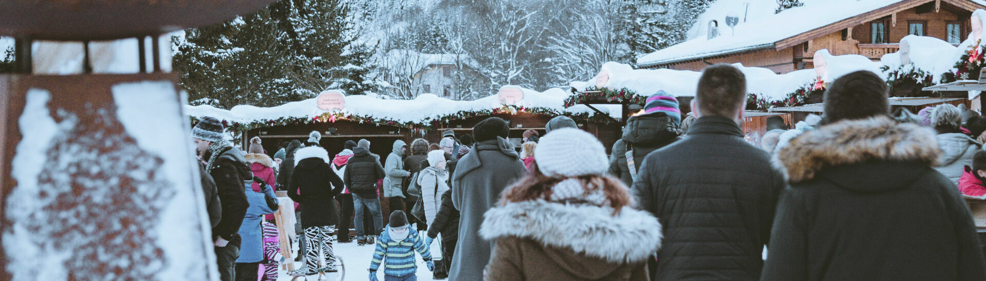Advent and Christmas market Lovers of Lake Achensee enjoy the Advent and Christmas market at Lake Achensee.