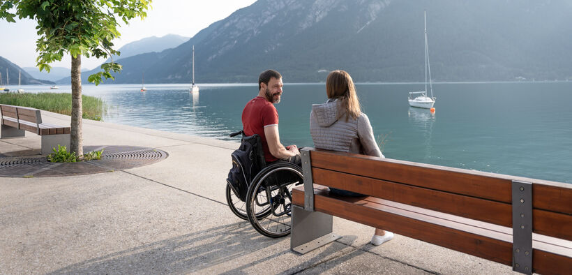 The barrier-free lakeside promenade in Pertisau offers great views of the lake.
