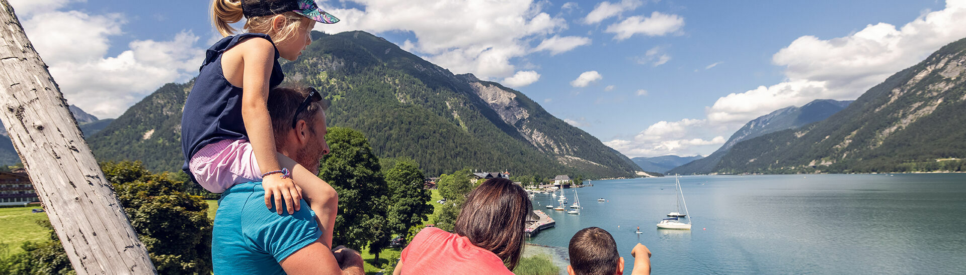 Der 14 Meter hohe Steg in Pertisau am Achensee ist ein Highlight der Region und ein gern besuchtes Ausflugsziel für Familien.