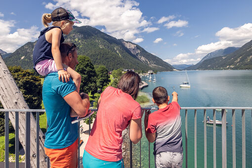 Der 14 Meter hohe Steg in Pertisau am Achensee ist ein Highlight der Region und ein gern besuchtes Ausflugsziel für Familien.